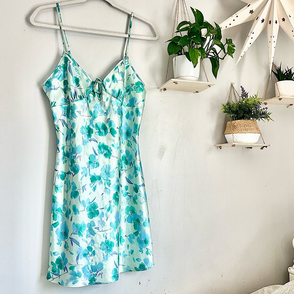 🩷FLORAL BLUE BEACHY MINI VACATION DRESS SIZE SMAL TRENDING SLIP